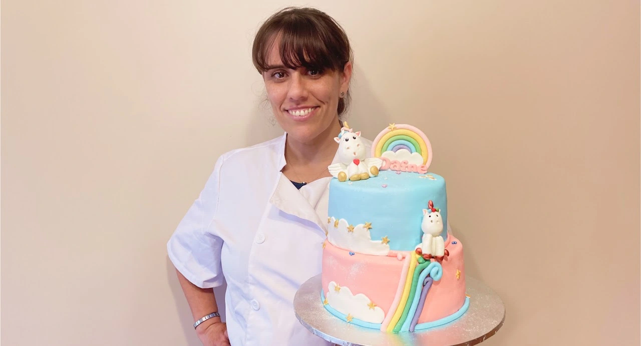 Susana García, repostera de SugaMore, con una tarta personalizada de unicornio para cumpleaños infantiles en Madrid